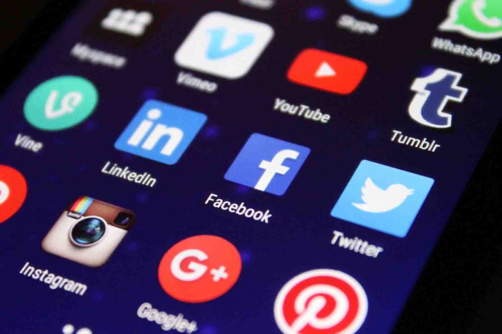 design graphique gratuit pour les réseaux sociaux
